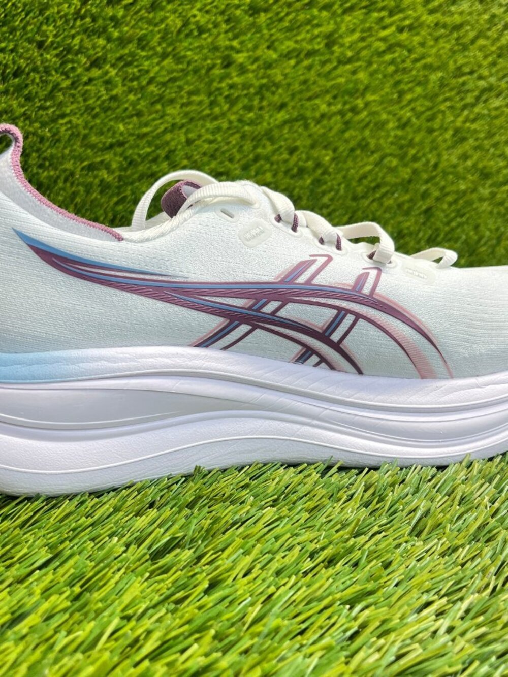 Asics Gel-Cumulus 28 Womens Size 9.5 White Purple Blue Running Shoes Sneakers - Picture 4 of 10